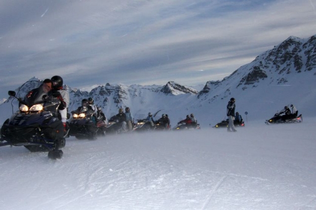 Camicrema en grupo en moto de nieve